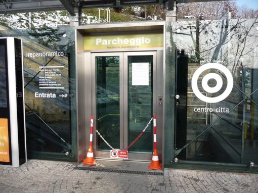 Ko l'ascensore panoramico di Cuneo: le porte non si aprono