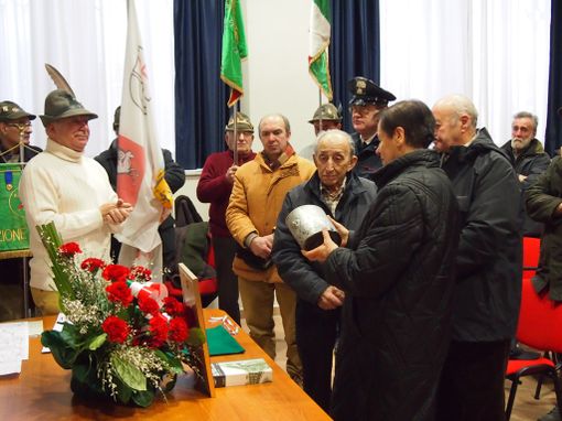 La consegna della gavetta a Franca Pelazza, nipote di Pierino Bologna