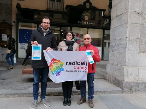 14 febbraio, i Radicali consegnano preservativi al sindaco e agli assessori del Comune di Cuneo 14 febbraio, i Radicali consegnano preservativi al sindaco e agli assessori del Comune di Cuneo