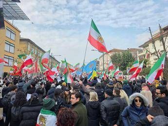 Iran, proteste di fronte al consolato di Milano: "Viva lo Shah" Iran, proteste di fronte al consolato di Milano: "Viva lo Shah"