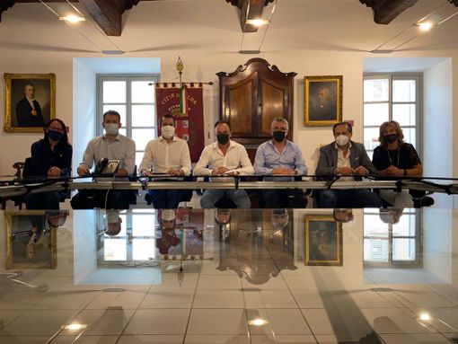 Proficuo l'incontro in municipio tra la Regione e il Comitato “Una strada per le Langhe e di Alba” Proficuo l'incontro in municipio tra la Regione e il Comitato “Una strada per le Langhe e di Alba”