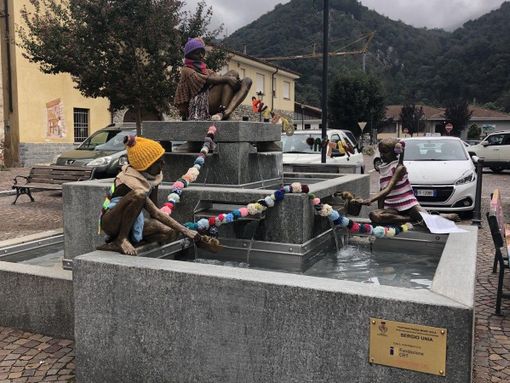 A Roccaforte Mondovì le statue si "vestono" di lana per affrontare l'autunno