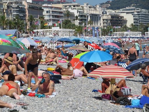 “Pass vaccinale per andare al bar, al ristorante e nei centri commerciali”, Macron preannuncia misure forti da agosto