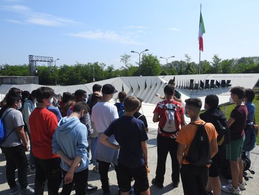 Spiegazioni davanti al monumento del Memoriale