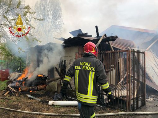 A fuoco un capannone adibito a deposito legna a Madonna delle Grazie