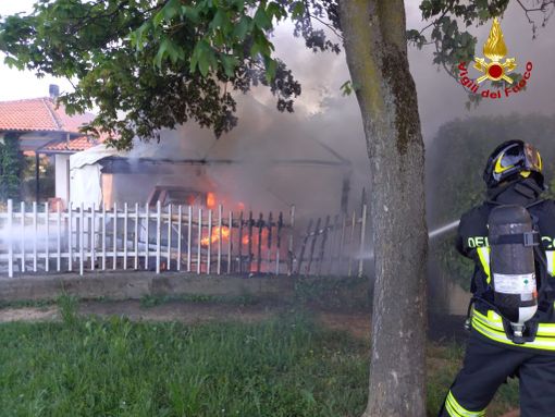 Incendio gazebo adibito a box auto a Saluzzo. Intevengono i vigili del fuoco