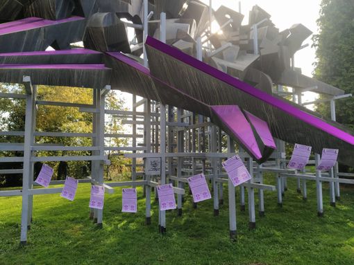 Limitazioni all'accesso della pillola abortiva, "Non una di meno" omaggia di "lilla" il monumento della Resistenza