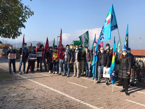 Presidiano i lavoratori delle imprese di pulizie e servizi integrati davanti al Santa Croce: "Chiediamo il rinnovo del contratto fermo da 7 anni"