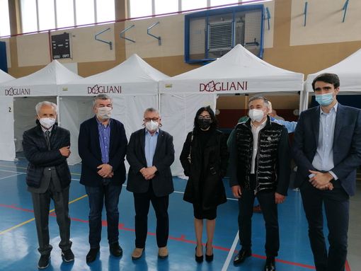Giornata di vaccinazioni al Palazzetto dello sport di Dogliani. Presente la ministra Dadone [FOTO]