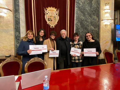Cinque studenti del liceo Arimondi di Savigliano premiati da Marco Revelli, figlio di Nuto