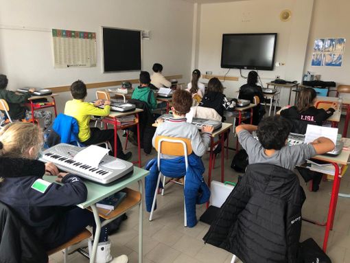 Il Covid ferma il flauto dolce a scuola, ma la musica continua con tastiere a due ottave