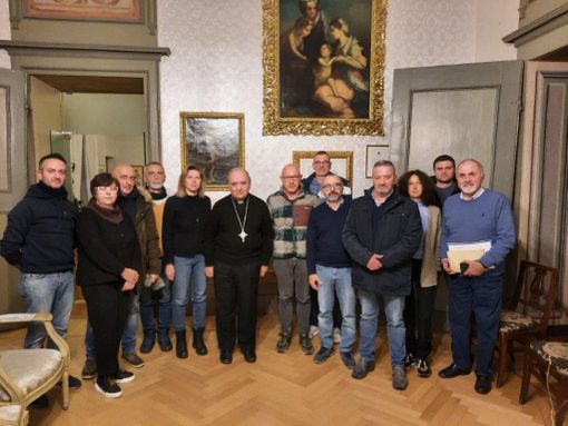 Il vescovo coi delegati Diageo (Ph. Gazzetta d’Alba) Il vescovo coi delegati Diageo (Ph. Gazzetta d’Alba)