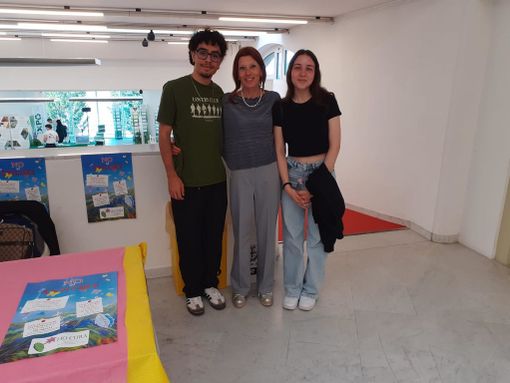 La presidente dell'associazione "Ho cura", Luciana Saglietti, insieme a due giovani La presidente dell'associazione "Ho cura", Luciana Saglietti, insieme a due giovani