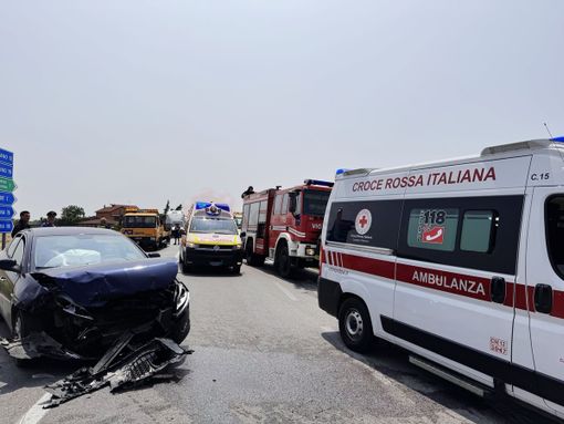 Frontale tra due auto sulla Statale 28 a Magliano Alpi