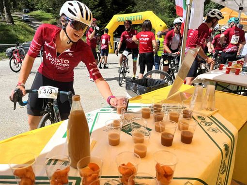 Il punto ristoro Coldiretti in cima alla salita di Madonna del Colletto alla scorsa edizione de “La Fausto Coppi”