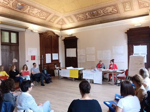 Il seminario si struttura in sei incontri settimanali della durata di due ore e mezzo ciascuno Il seminario si struttura in sei incontri settimanali della durata di due ore e mezzo ciascuno