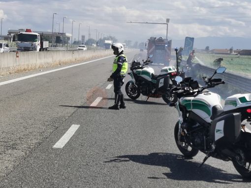 La tangenziale di Bra chiusa al traffico in direzione Roreto per un incendio di sterpaglie