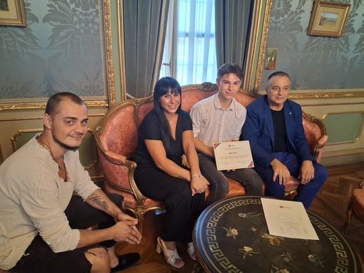 Diciassettenne di Canale difese un uomo dall’aggressione di alcuni bulli ad Alba: premiato in Regione