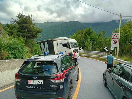 Autoarticolato fuori strada a Pornassio, Statale 28 bloccata Autoarticolato fuori strada a Pornassio, Statale 28 bloccata