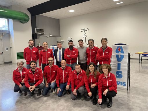 Il direttivo uscente dell'Avis di Dogliani con il sindaco Claudio Raviola Il direttivo uscente dell'Avis di Dogliani con il sindaco Claudio Raviola