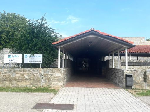 L'ingresso dell'ex tribunale di Alba