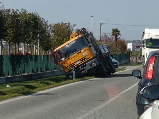 Mezzo pesante finisce fuori strada sulla provinciale 661 a Cherasco