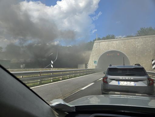 L'incendio del Tir sulla carreggiata nord della Torino Savona che resta chiusa a tempo indeterminato