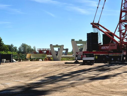 La posa delle prime travi del viadotto A33 ai piedi della collina di La Morra La posa delle prime travi del viadotto A33 ai piedi della collina di La Morra