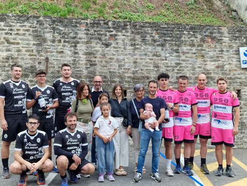 Le due squadre di pallapugno in posa con la famiglia di Ugo Ferrero