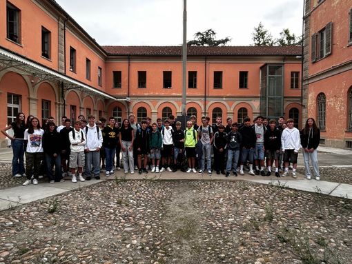 Le classi prime del 2025-26 riunite in cortile al suono della prima campanella Le classi prime del 2025-26 riunite in cortile al suono della prima campanella
