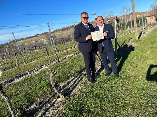 Il consigliere Sobrero con il Sindaco di Castagnole Lanze, Carlo Mancuso, in occasione dell'iniziativa "Adotta un filare"