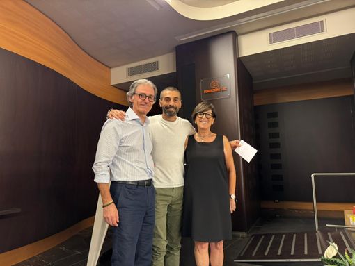 I genitori di Luca insieme al vincitore dell'edizione 2025