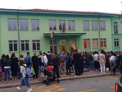 Nelle foto l'Istituto Comprensivo di Cuneo Oltrestura, in frazione Madonna dell'Olmo a Cuneo