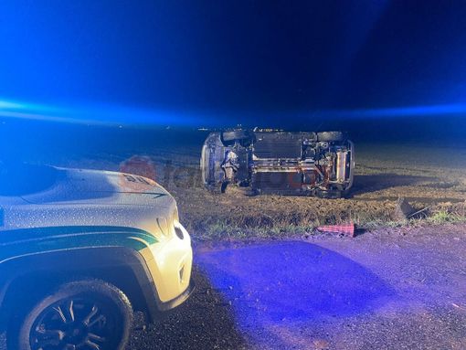 Bra, auto fuori strada sulla provinciale 294: due feriti lievi