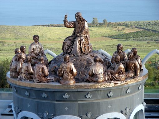 Le statue di Gesù e dei dodici Apostoli nella Domus Galilaeae sul Monte delle Beatitudini vicino al Mare di Galilea, in Israele