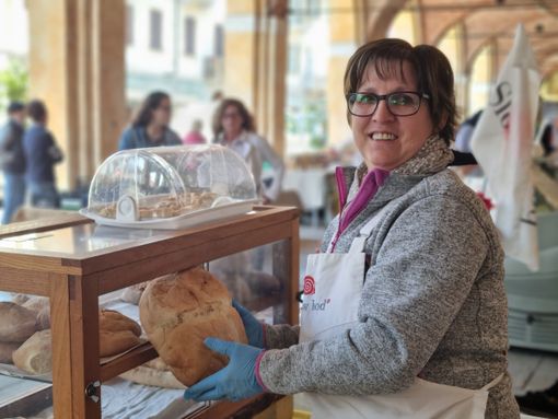 La produttrice Antonella del Mercato della Terra di Bra La produttrice Antonella del Mercato della Terra di Bra