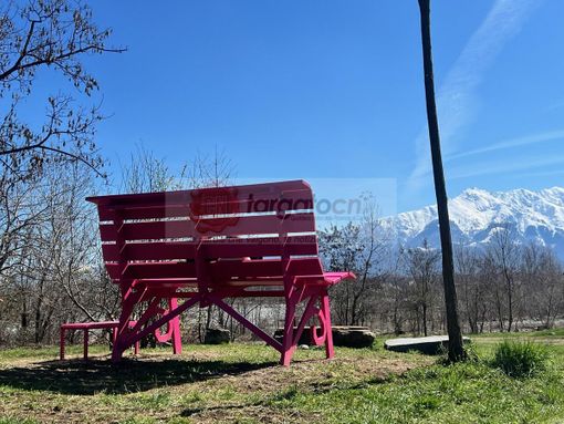 Con lo sguardo rivolto al cielo azzurro e alla Bisalta: anche Cuneo ha la sua big bench Con lo sguardo rivolto al cielo azzurro e alla Bisalta: anche Cuneo ha la sua big bench