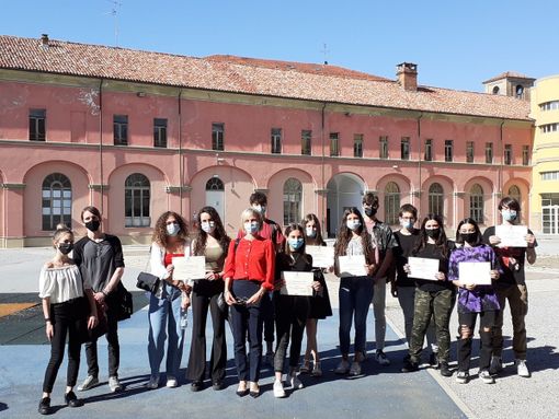 Il vicesindaco Carlotta Boffa coi ragazzi premiati