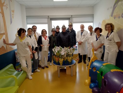 Cuneo, Savigliano e Verduno: gli Alpini portano un sorriso ai bimbi ricoverati