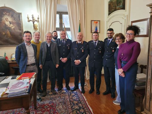 I due agenti, terzo e quarto da destra, ricevuti dalla Giunta insieme al comandante Davide Detoma e al vice Sergio Mussetto I due agenti, terzo e quarto da destra, ricevuti dalla Giunta insieme al comandante Davide Detoma e al vice Sergio Mussetto