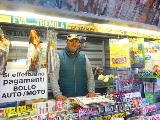 Nella foto lo storico edicolante braidese Franco Lo Rè, aveva 51 anni