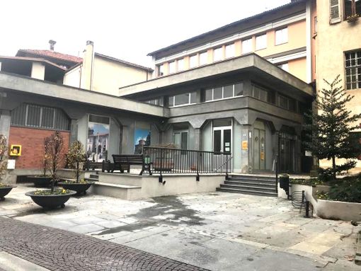 L'ingresso al municipio da via Barbacana