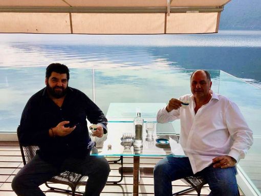 L'imprenditore albese Mimmo Caruso in compagnia dello chef Antonino Cannavacciuolo L'imprenditore albese Mimmo Caruso in compagnia dello chef Antonino Cannavacciuolo