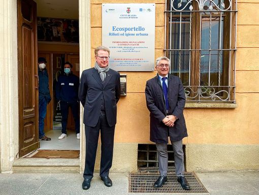 Giuseppe Rossetto e Carlo Bo all'ingresso dell'Ecosportello