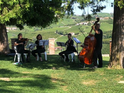 Grinzane in festa con musiche da film, divertimento e i fuochi d'artificio