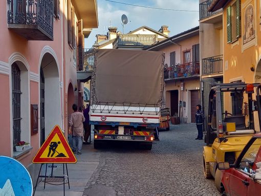 Il veicolo andato a urtare un balcone nella centrale via Roma