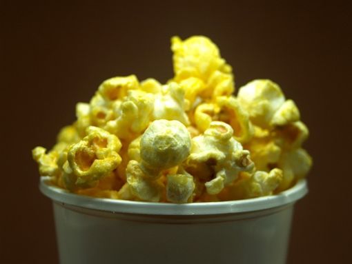 Dal 10 marzo tornano pop corn e bevande al cinema. Via tutti i divieti di consumazione anche per teatri, concerti e stadi Dal 10 marzo tornano pop corn e bevande al cinema. Via tutti i divieti di consumazione anche per teatri, concerti e stadi
