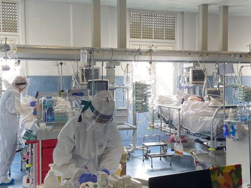 Col crollo dei tamponi nuovi contagi più che dimezzati, ma crescono i ricoveri: +68 da ieri