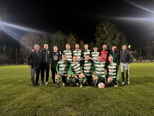 La squadra di calcio di Ruffia con a sinistra il sindaco Cristian Ruffino La squadra di calcio di Ruffia con a sinistra il sindaco Cristian Ruffino