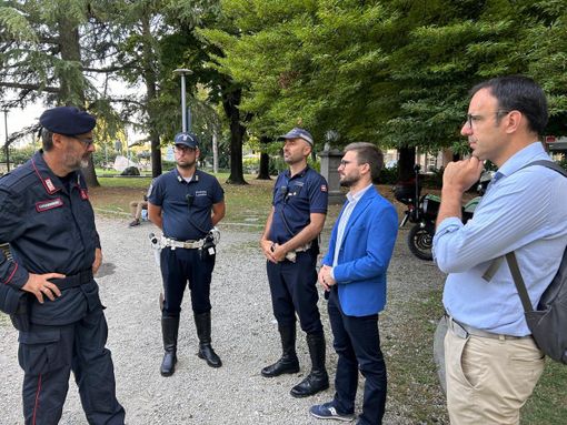 Il sindaco e l'assessore Tibaldi insieme a Carabinieri e Polizia Locale nei giardini della stazione ferroviaria